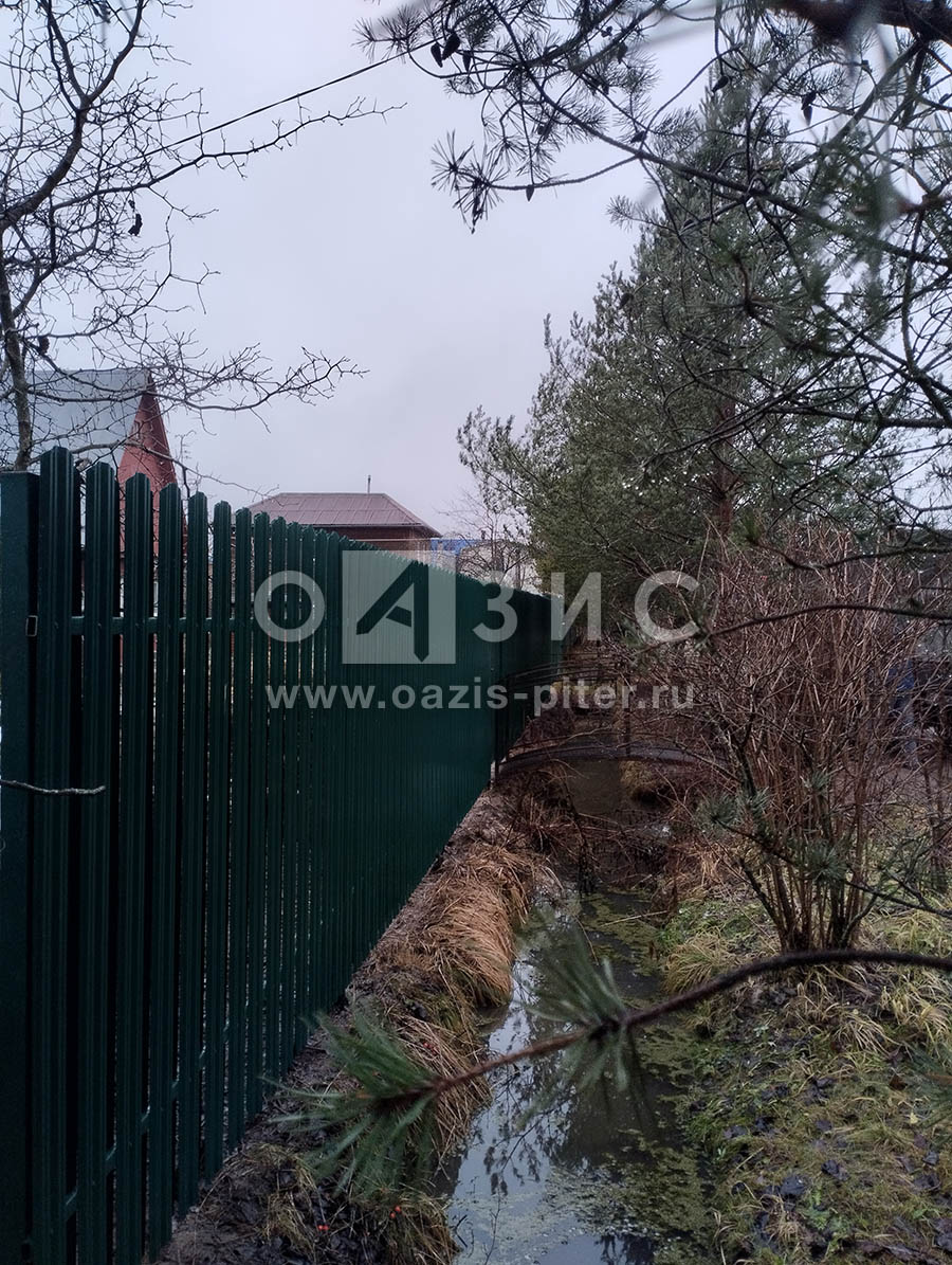 Забор из штакетника на винтовых сваях с калиткой и мостиком через канаву в поселке Апраксин