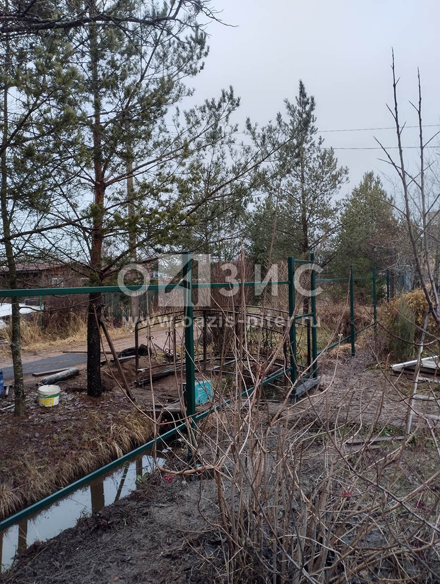 Забор из штакетника на винтовых сваях с калиткой и мостиком через канаву в поселке Апраксин