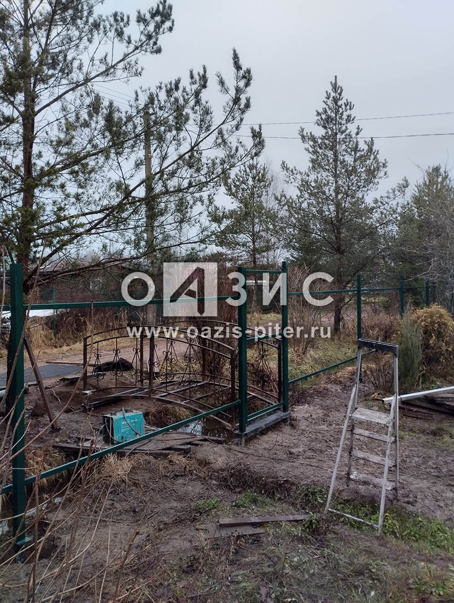 Забор из штакетника на винтовых сваях с калиткой и мостиком через канаву в поселке Апраксин